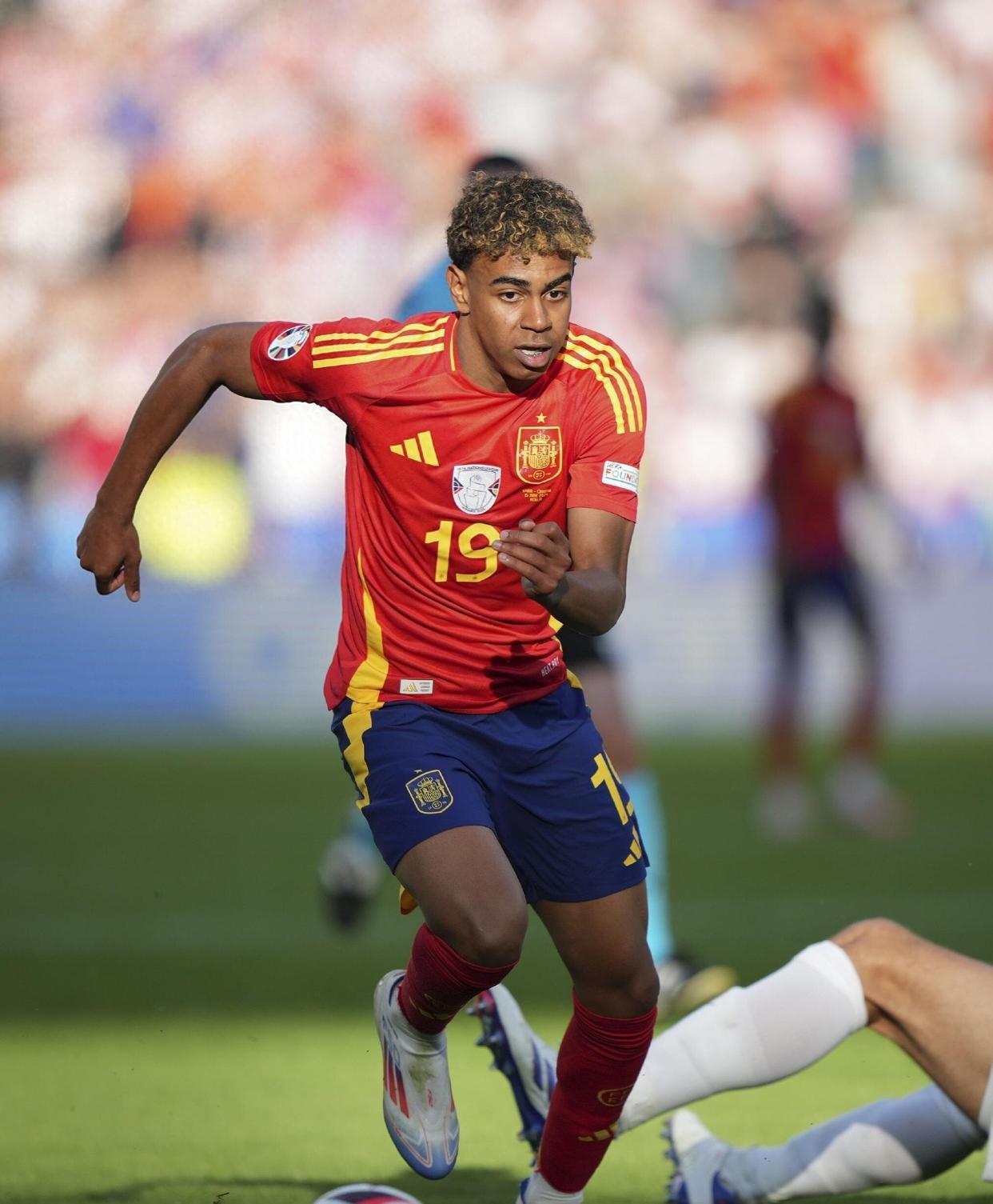 AYX-莱万多夫斯基在巴黎圣日耳曼比赛中赛况扑朔迷离，赛事规则更新引发热议！的简单介绍