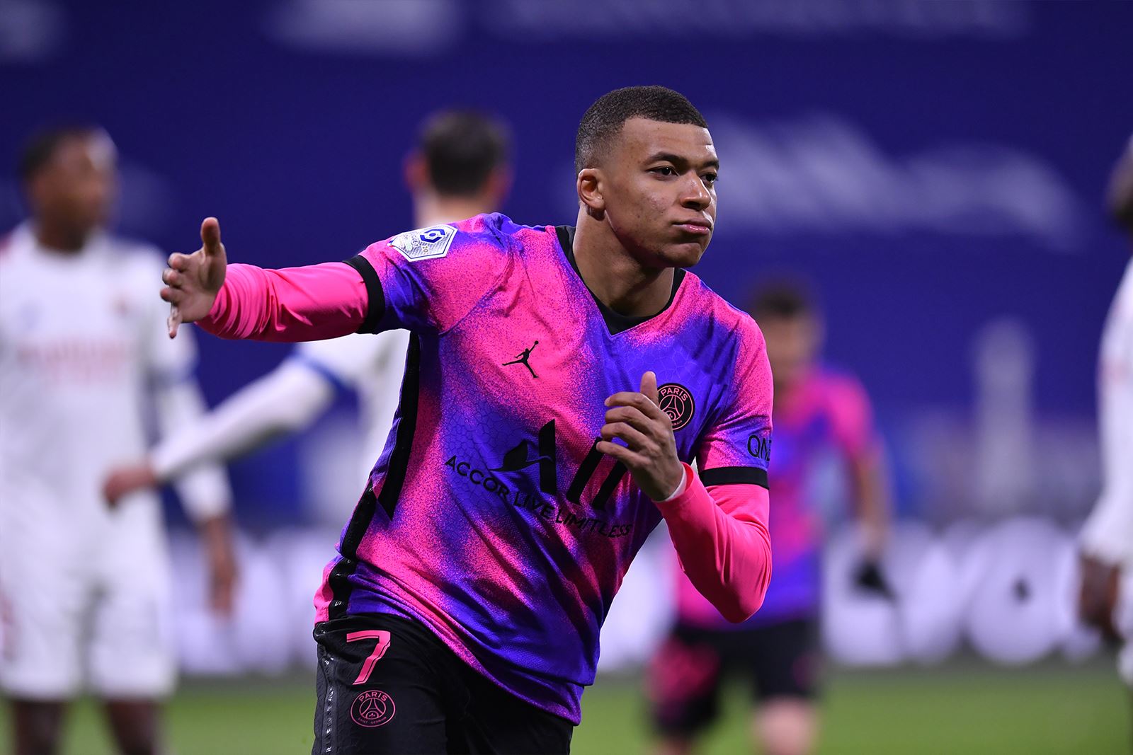 爱游戏-内马尔回归赛场，惊险取胜首场状态亮眼，尤文图斯观众沸腾！的简单介绍